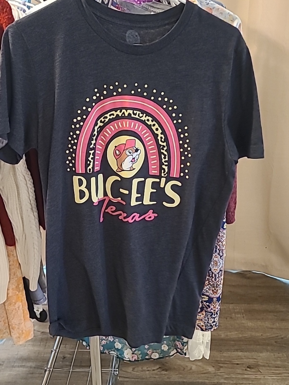 #32 - NWOT Buc-ee's Grey T Shirt - Med - Picture 3 of 10